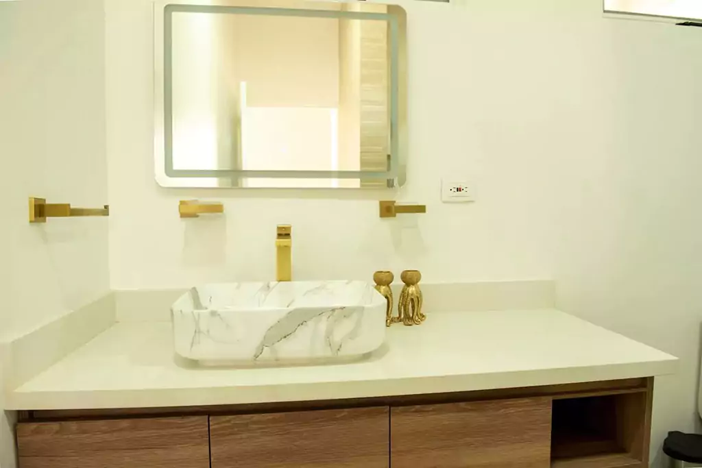 Renovación de baños con Cuarzo Blanco Absoluto